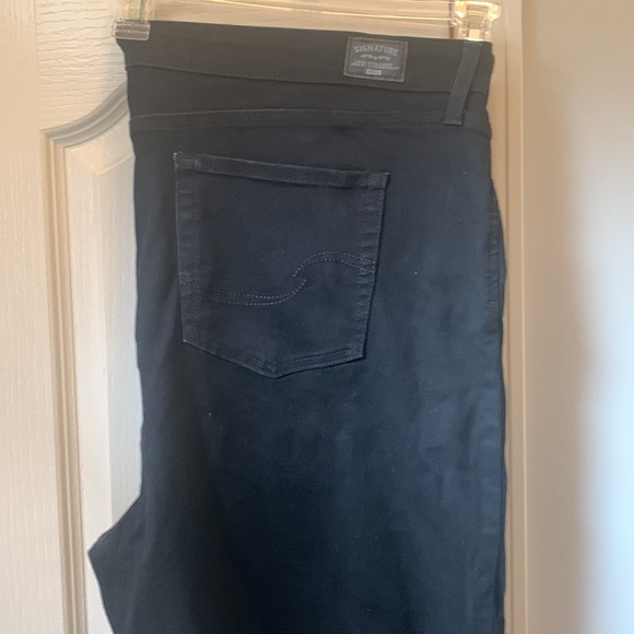 Signature by Levi Strauss & Co.Gold Label Women's Totally Shaping Straight Jeans - Picture 2 of 9